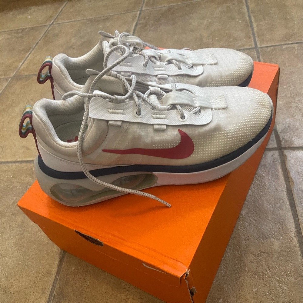 Nike Air Max White and Pink Sneakers - Picture 2 of 6